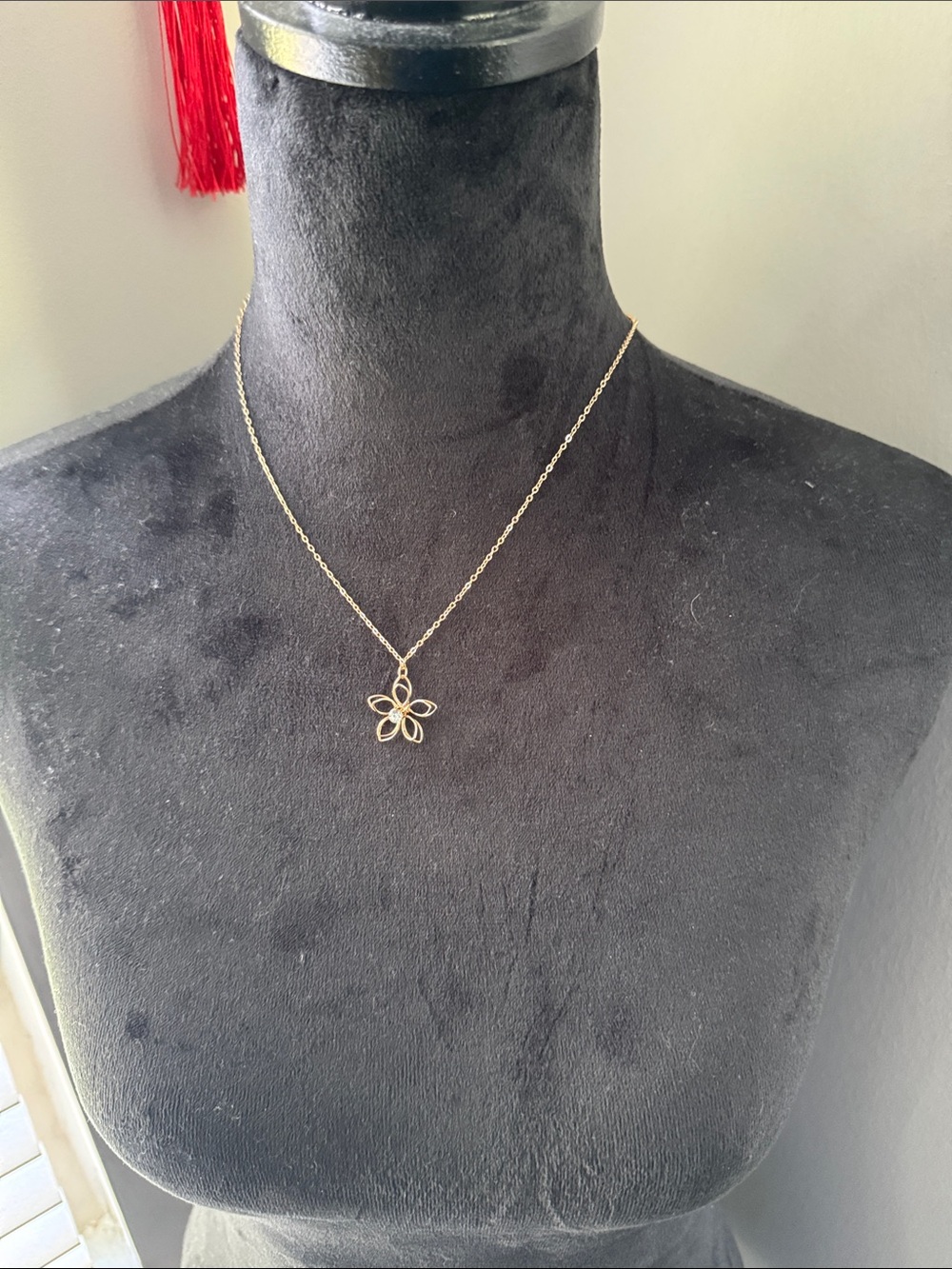 Delicate Gold Flower Pendant Necklace - Elegant Women's Jewelry